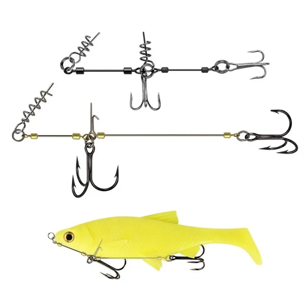 Una configuración de señuelo de pesca con múltiples ganchos y un señuelo amarillo vibrante diseñado para una pesca efectiva