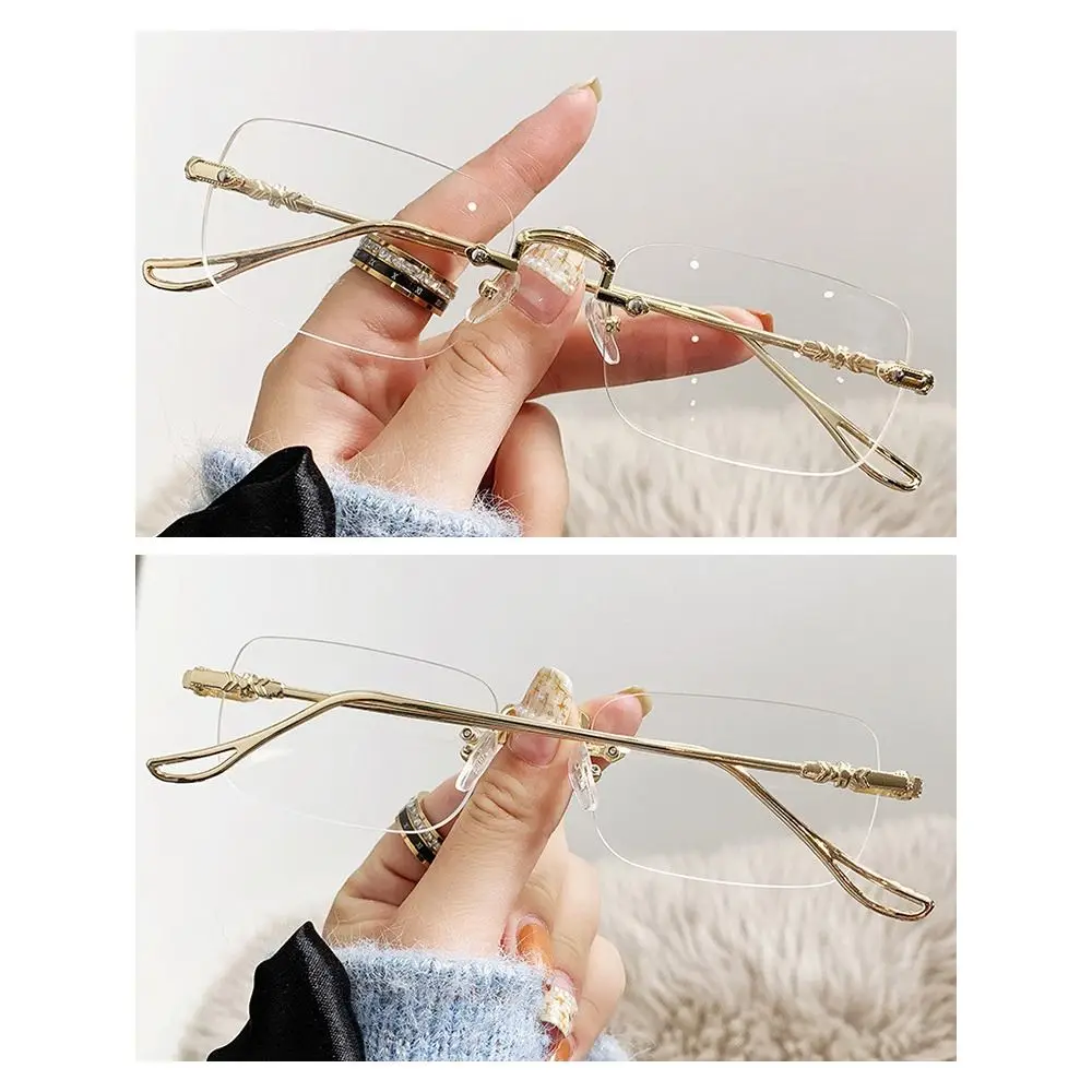 Una mujer sosteniendo un par de vasos en la mano