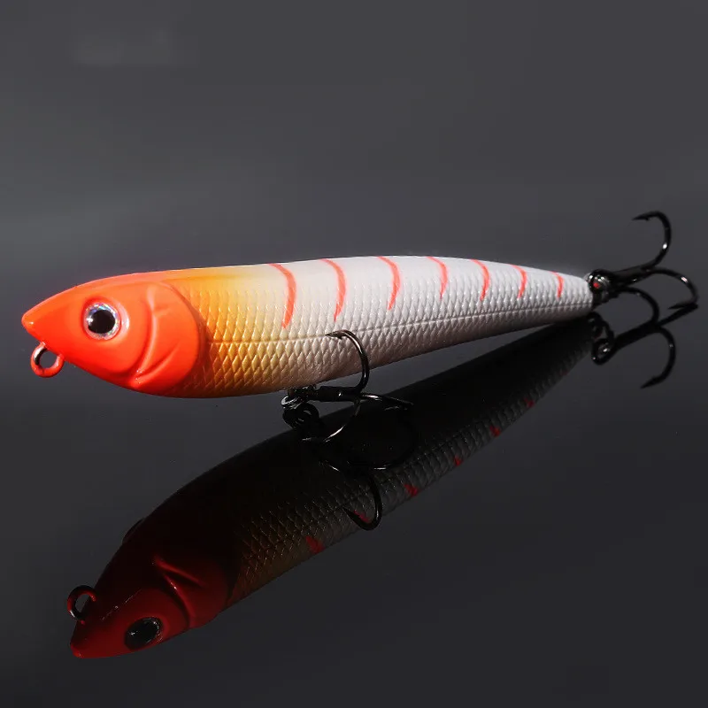 Este señuelo de pesca presenta un diseño vibrante llamativo con un esquema de color de gradiente, perfecto para atraer peces en diversas condiciones de agua