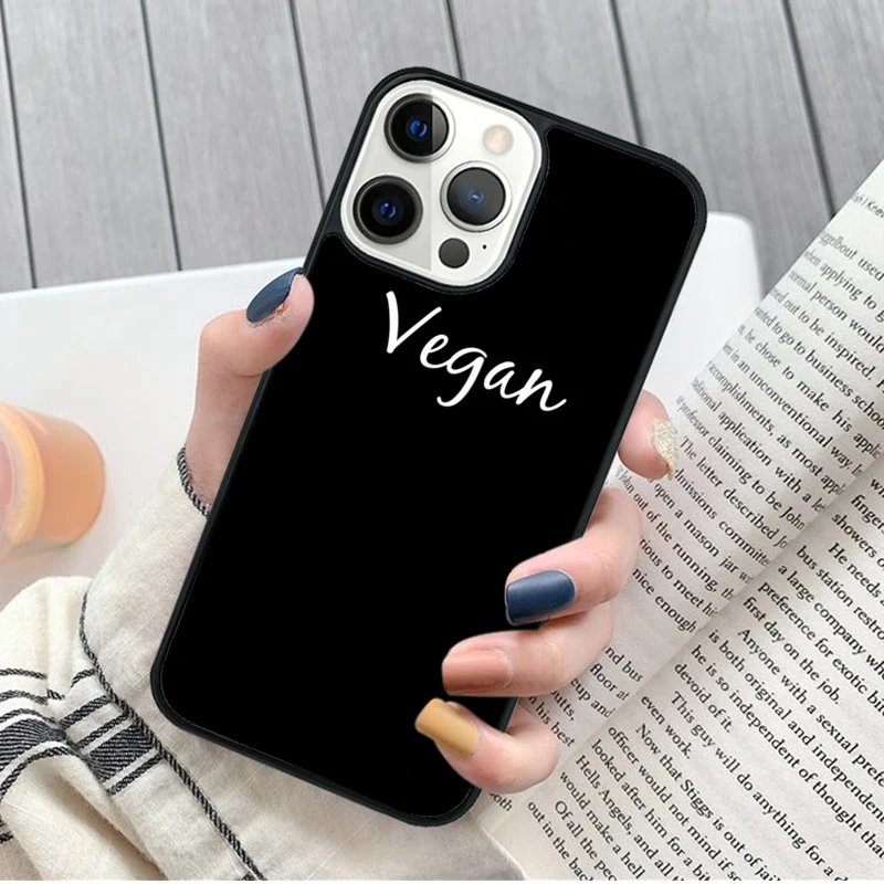 Mano sujetando el iPhone con funda de verduras