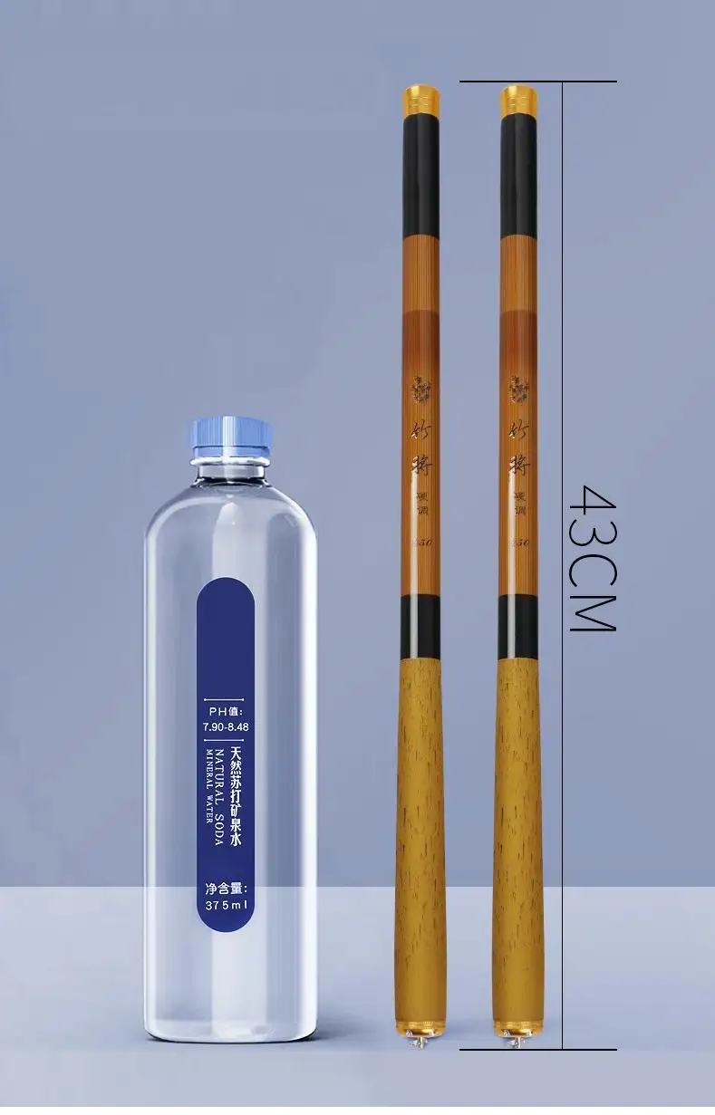 Una botella de agua y dos postes de bambú