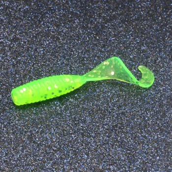 Señuelo de pesca verde brillante con un gancho para captar peces