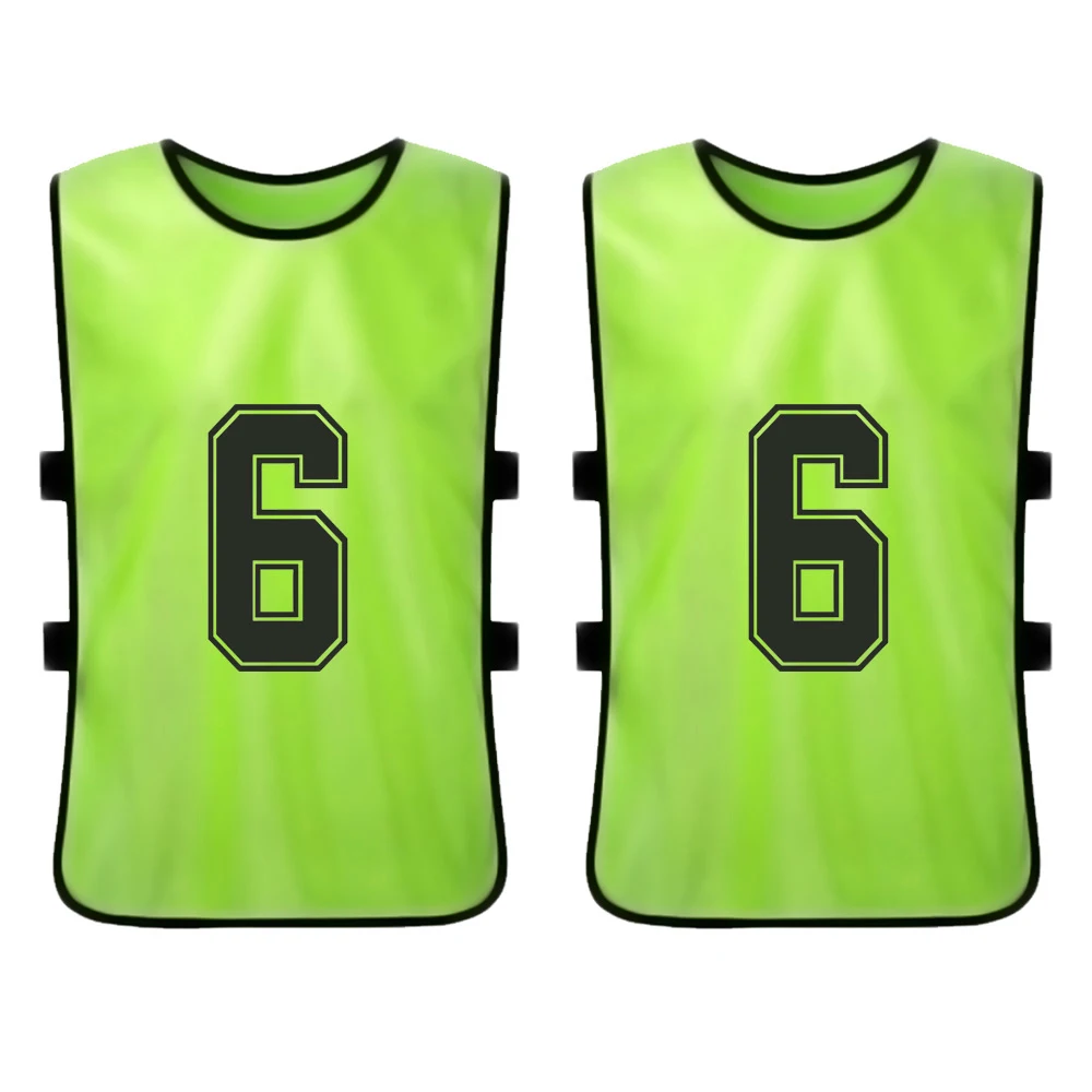 Pinnies de color verde brillante con el número 6 para la identificación del equipo