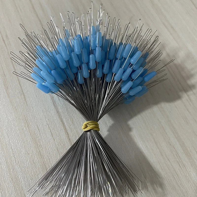 Un paquete de alfileres de metal con cubierto azul atados con una banda amarilla, lista para usar