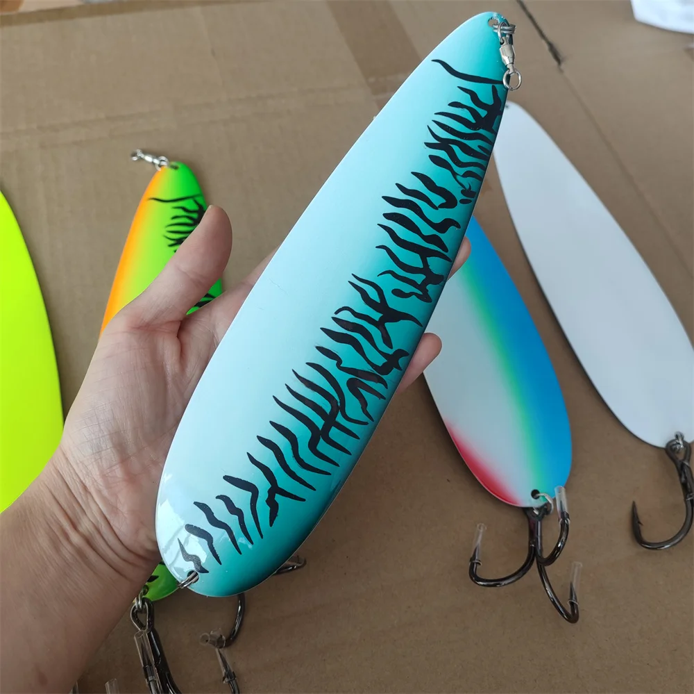 Señuelos de pesca coloridos con diseños vibrantes para captar peces