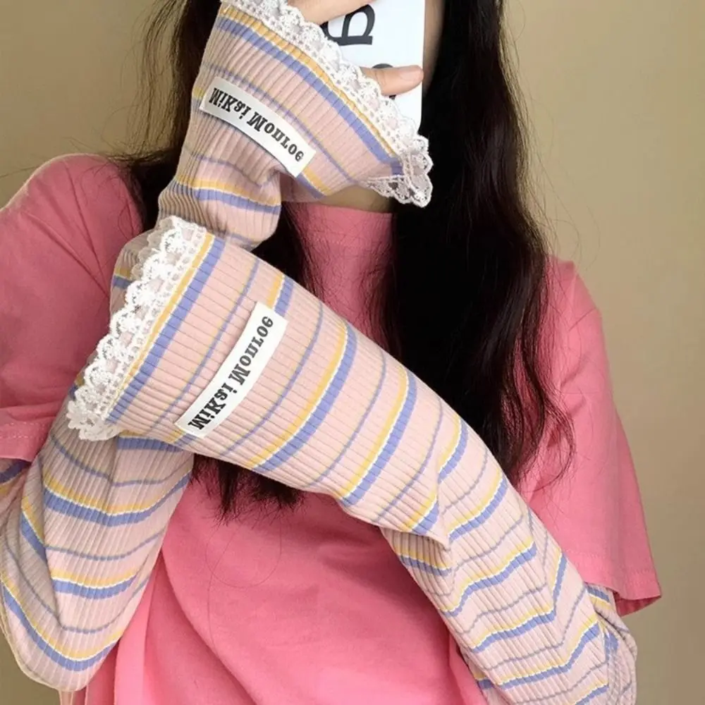 Mangas de brazo a rayas elegantes con adornos de encaje para un aspecto acogedor y moderno