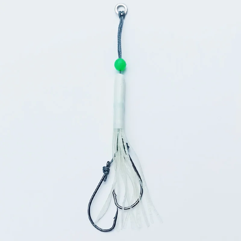 Un señuelo de pesca con una cuenta verde y múltiples hilos para atraer peces