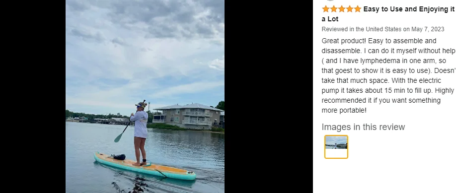 Una mujer está remando una tabla de surf en el agua