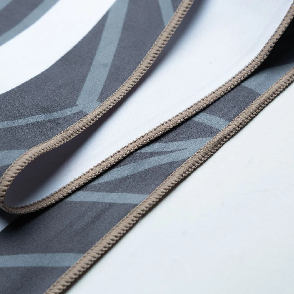 Una tela moderna elegante con un patrón geométrico y un borde contrastante