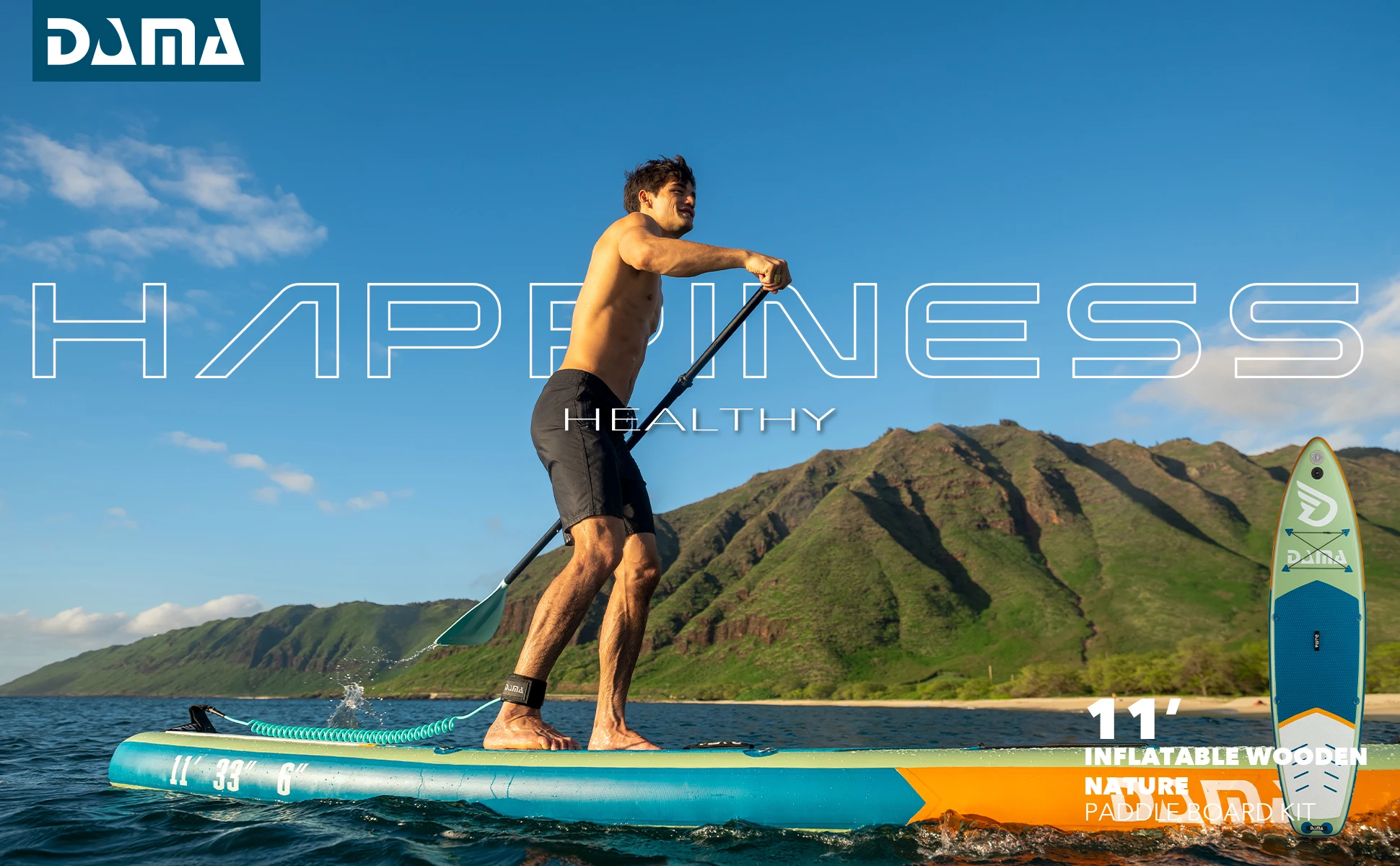 Un hombre está remando una tabla de surf en el océano