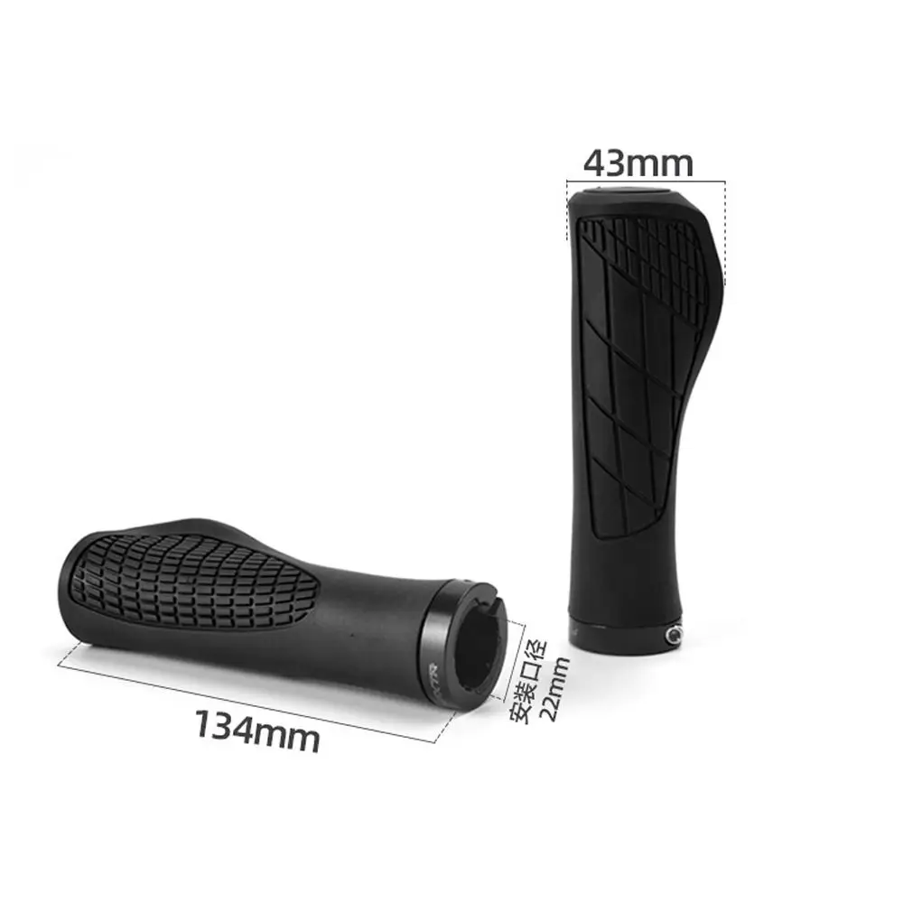 Un objeto de plástico negro tiene 134 mm de longitud