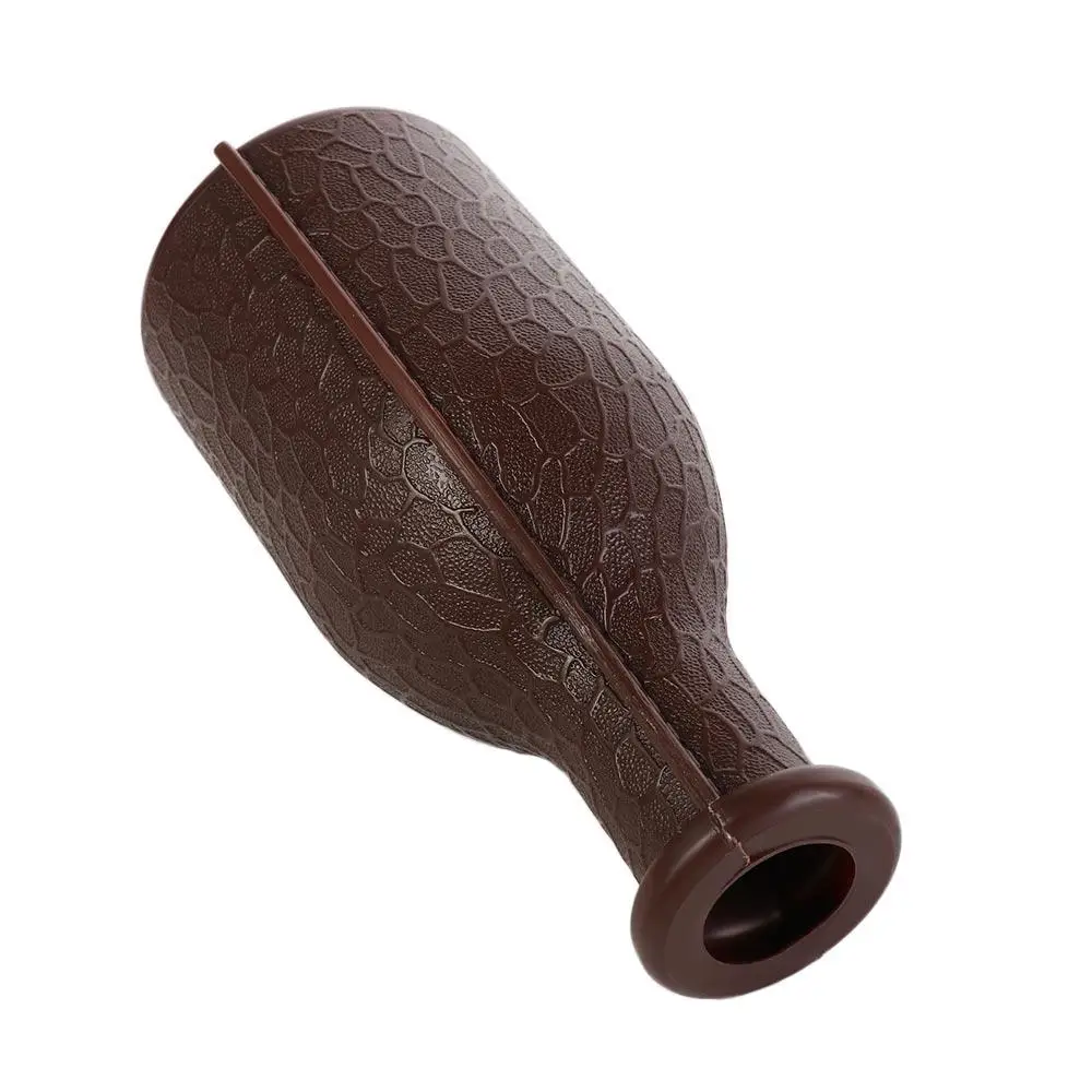 Un objeto en forma de botella con textura marrón con una abertura suave