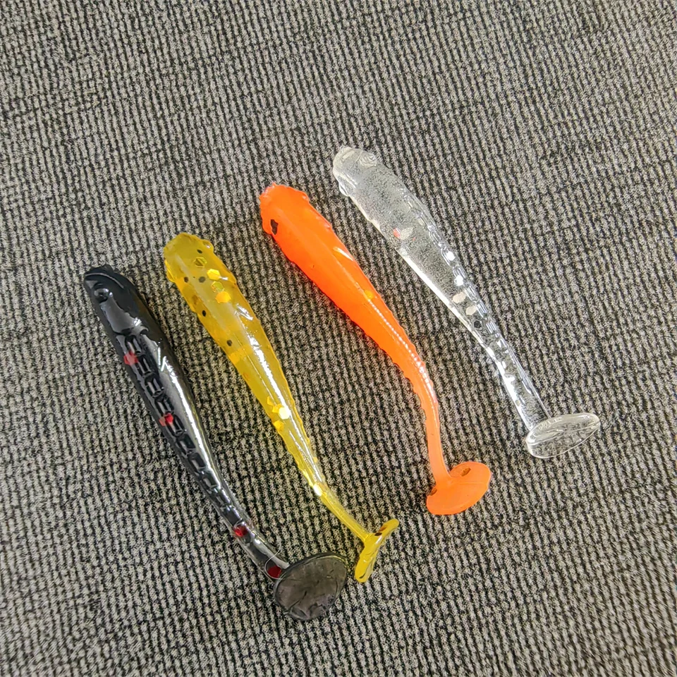 Se muestran señuelos de pesca coloridos en una alfombra texturizada