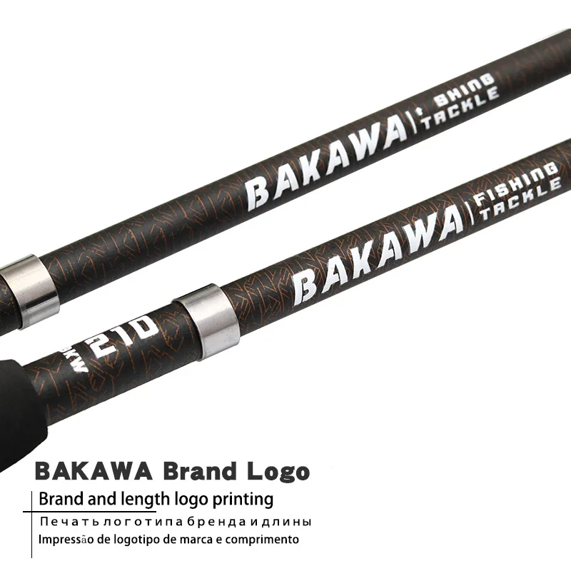 Dos cañas de pescar con la marca Bakawa impresa. Las varillas son de color negro con un patrón que se asemeja al diseño de escamas de pez. El texto de las cañas también incluye FISHING y TACKLE, indicando que se trata de artículos de aparejos de pesca.
