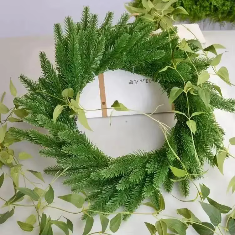 Decoración navideña con ramas de pino artificiales