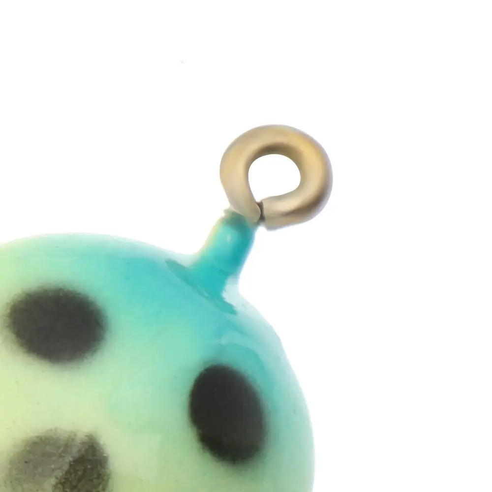 Un adorno vibrante llamativo con un bucle metálico para colgar