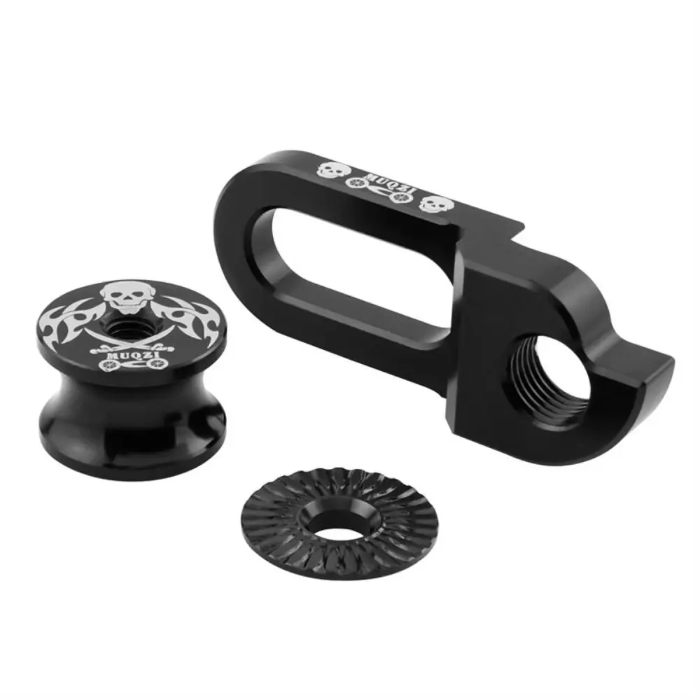 Un elegante accesorio de montura de bicicleta negra con un diseño de cráneo perfecto para mejorar su equipo de ciclismo