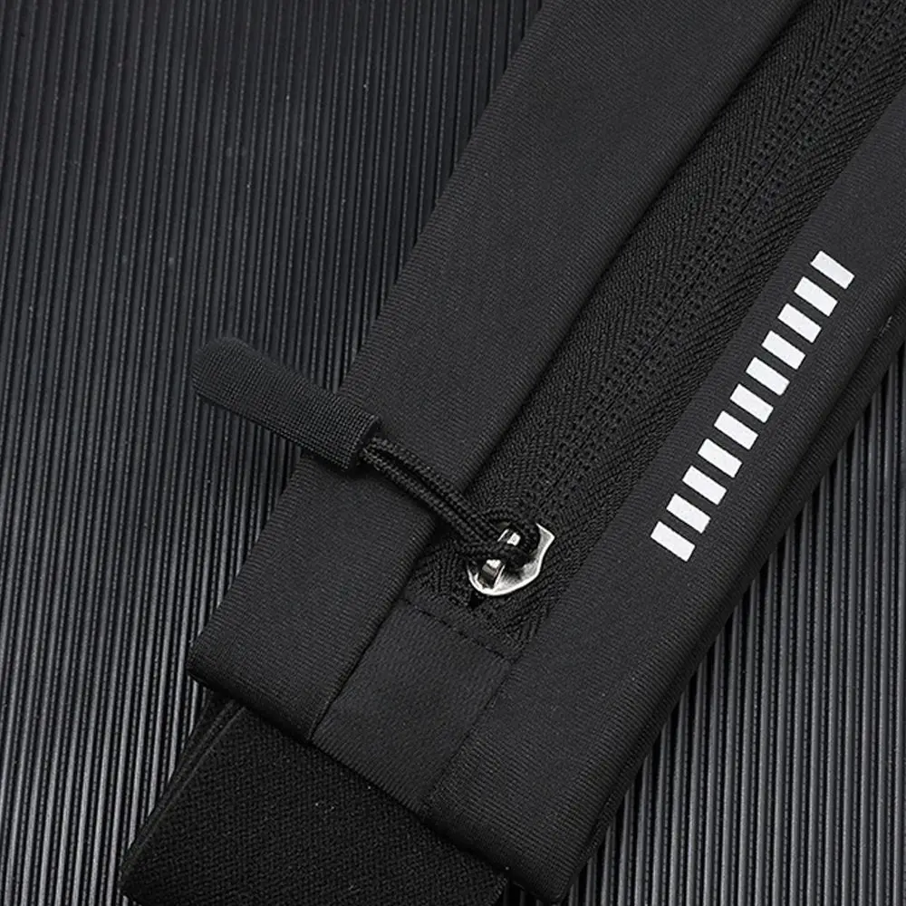 Esta elegante tela negra presenta un bolsillo con cremallera para un almacenamiento conveniente.