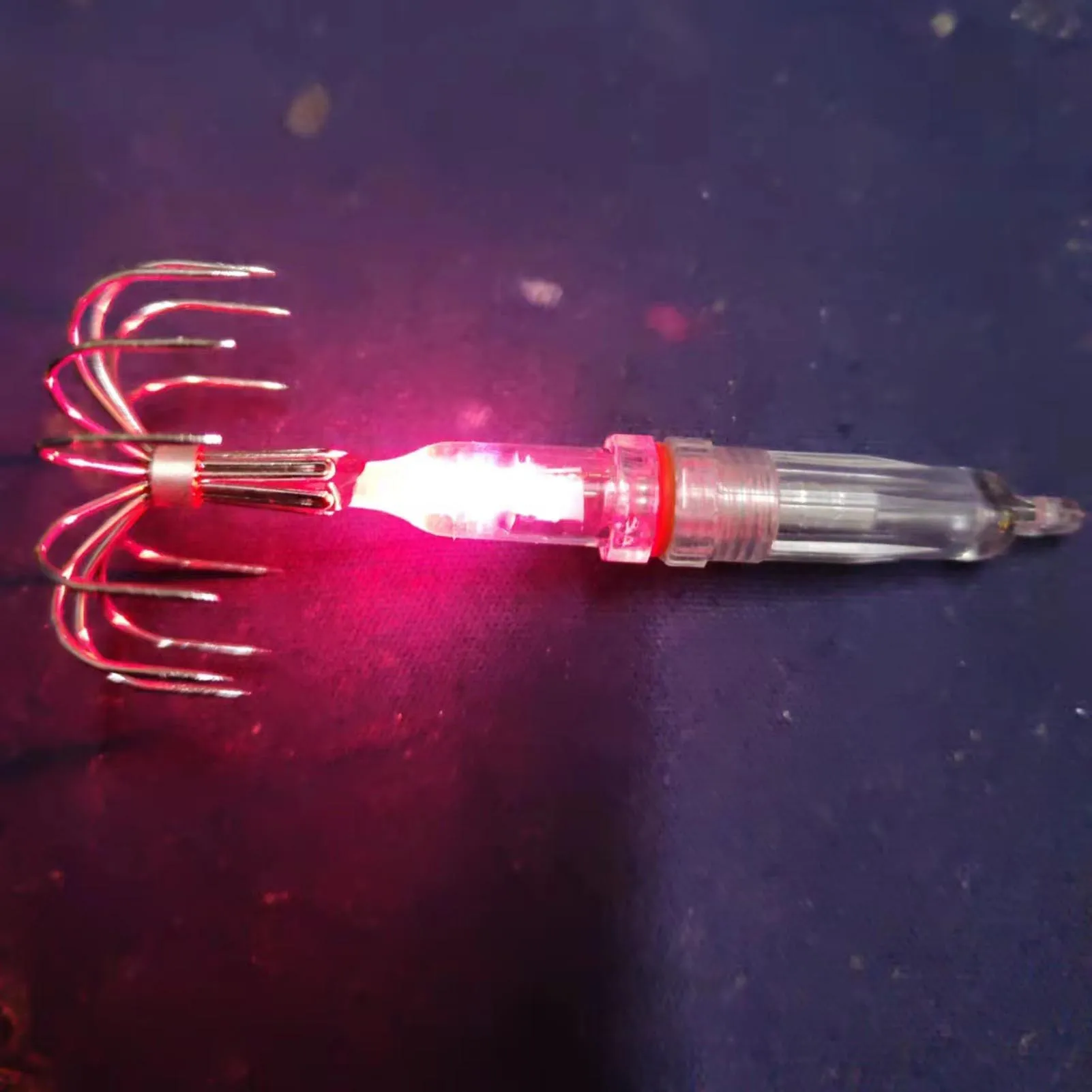 Señuelo luminoso de pesca, anzuelo de calamar colorido simulado con luz LED, cebo de pesca de alto brillo para pesca nocturna al aire libre - imagen 3