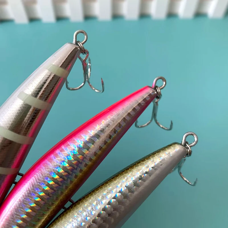 Dos señuelos de pesca un rosa y otro plateado