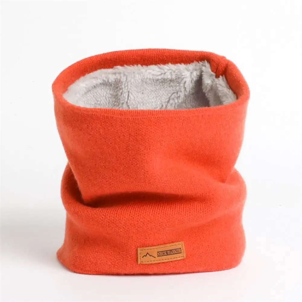 Este vibrante calentador de cuello naranja presenta un interior suave forrado de vellón para calidez y comodidad