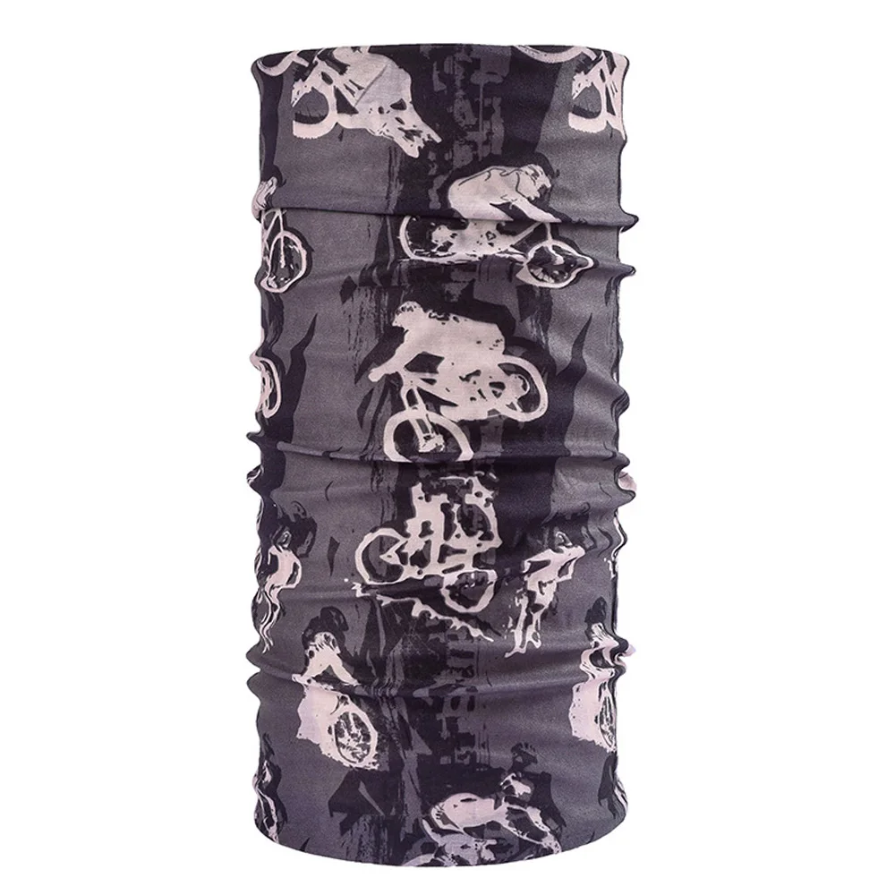 Una bufanda en blanco y negro con ciclistas