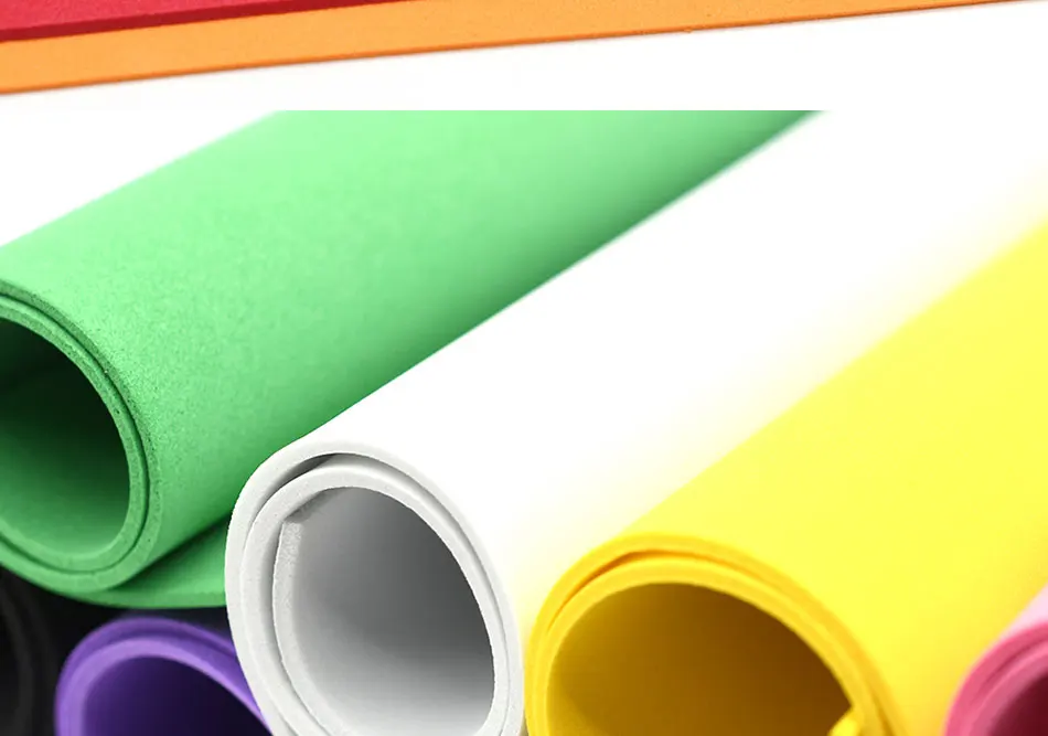 Coloridos rollos de papel en tonos vibrantes listos para proyectos creativos