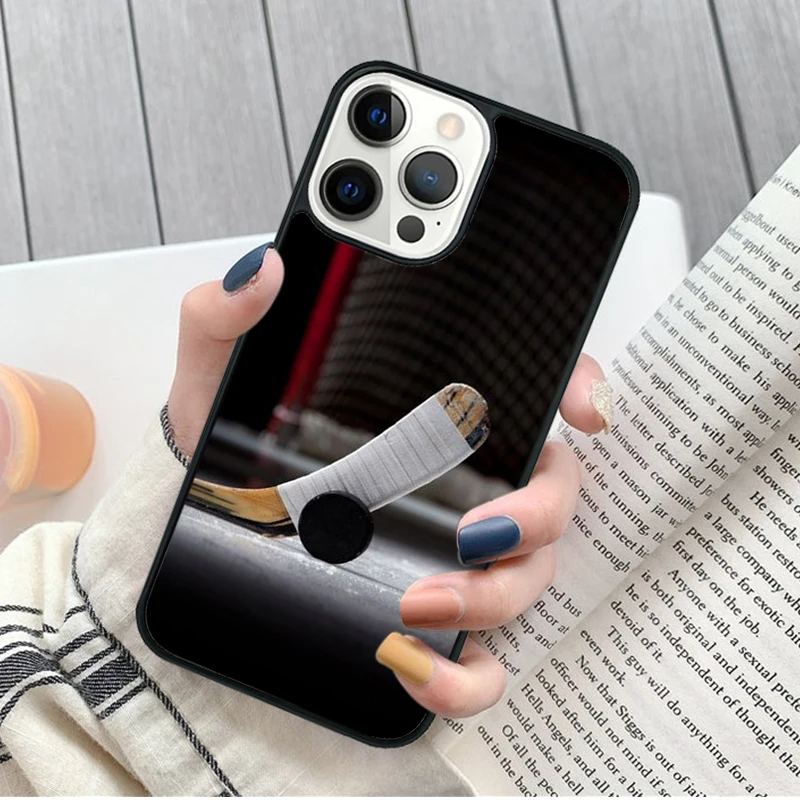 Funda Hockey Is Life con motivo de hockey en fondo oscuro