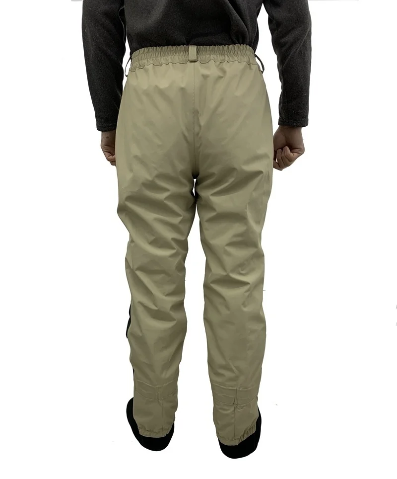Una persona de espaldas, vestida con un pantalón beige o de color claro. La persona también lleva una blusa de color oscuro, que parece ser una camisa o chaqueta de manga larga.