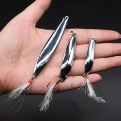 Cuchara spinner con anzuelo emplumado plateado