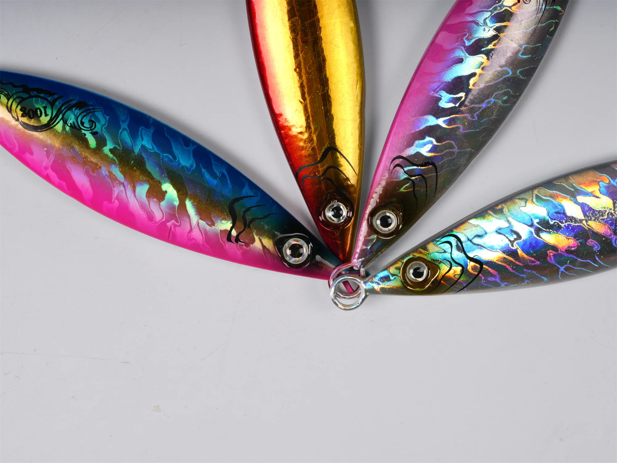 Coloridos señuelos de pesca iridiscente con diseños intrincados