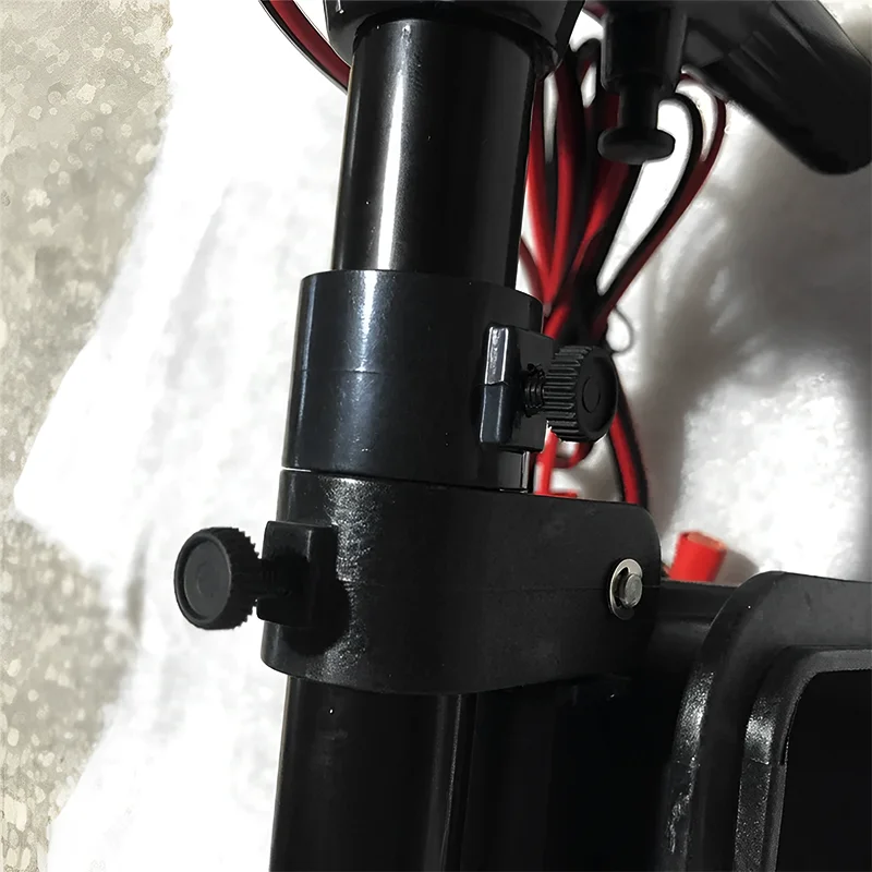 Un mecanismo de abrazadera resistente diseñado para un accesorio seguro y un ajuste fácil perfecto para aplicaciones versátiles