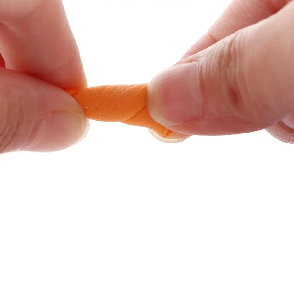 Un par de manos maneja suavemente un objeto naranja flexible