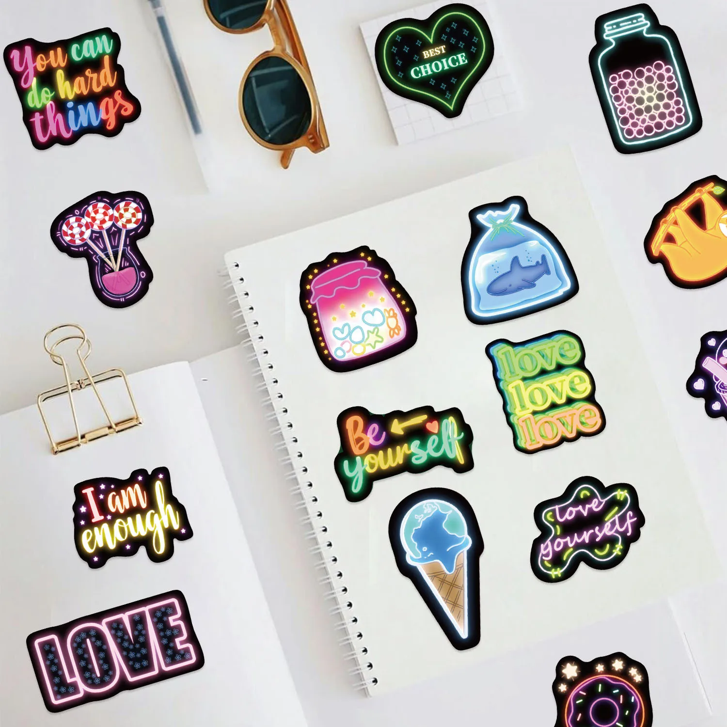 Pack completo de 50 pegatinas con motivos variados