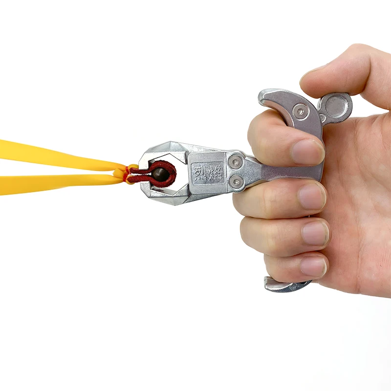 Emisor de tirachinas de aleación de cuatro dedos, lanzador de vejiga de natación, lanzador de bolas de acero, tiro de barro, agarre multifunción - imagen 3