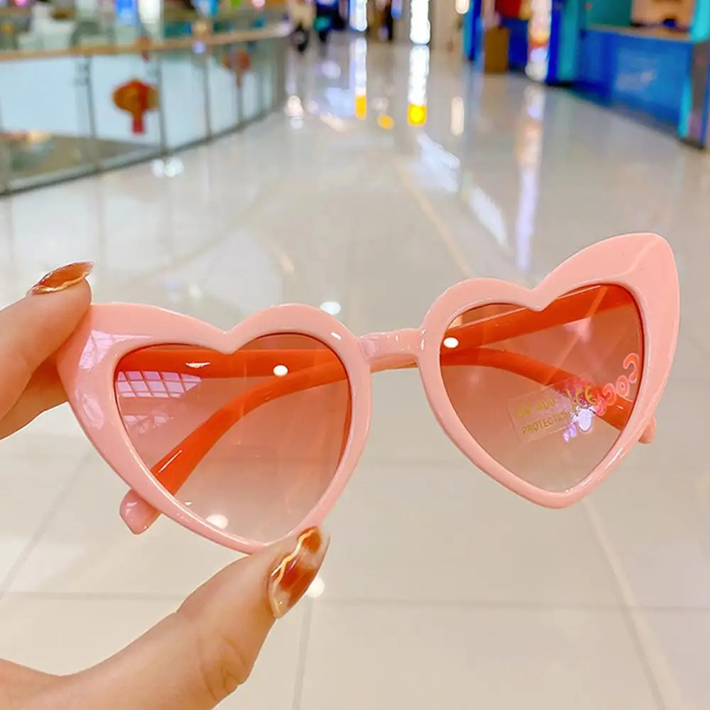 Gafas de sol con forma de corazón para niños y niñas, lentes de sol con forma de corazón para fiesta, tiro en la calle - imagen 4