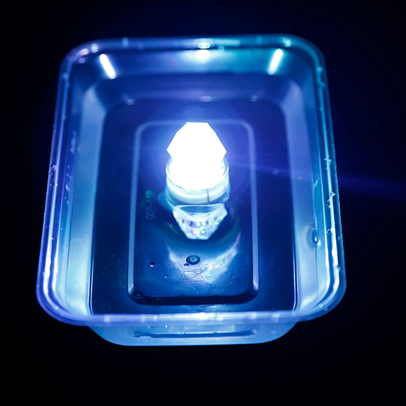 Un recipiente de plástico azul con una luz en su interior