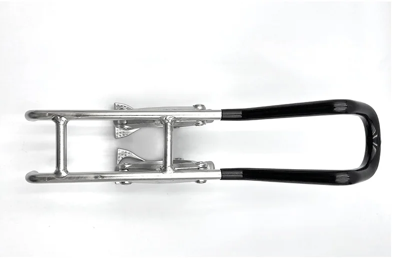 Un mango metálico resistente con agarres negros ergonómicos ideales para mejorar el agarre y la comodidad durante diversas actividades