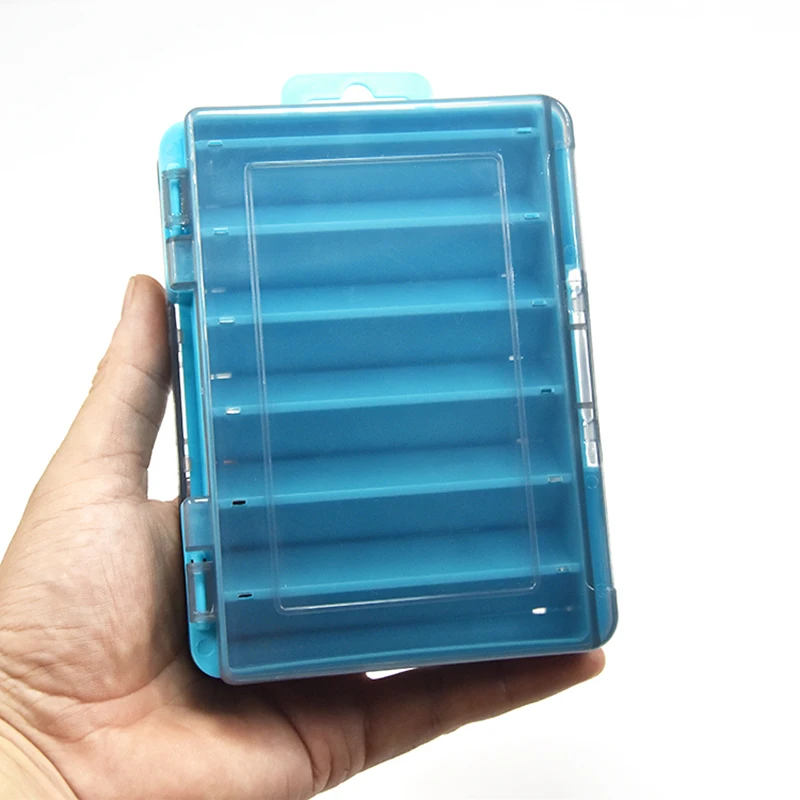 Una caja de almacenamiento de plástico azul con compartimentos transparentes para organizar artículos pequeños