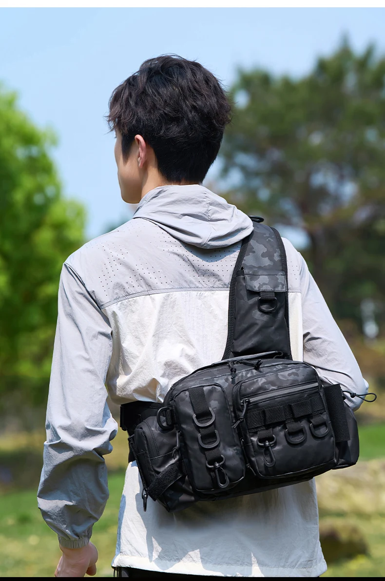 Bolsa usada como bandolera cruzada, mostrando su ajuste ergonómico