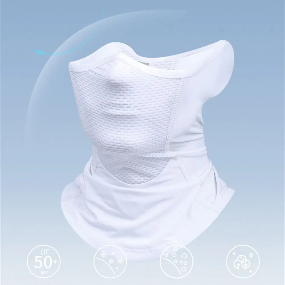 Una camisa blanca con una máscara