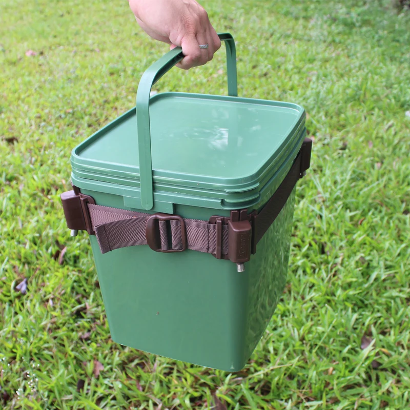 Un contenedor verde resistente con un mango y correas seguras para un fácil transporte