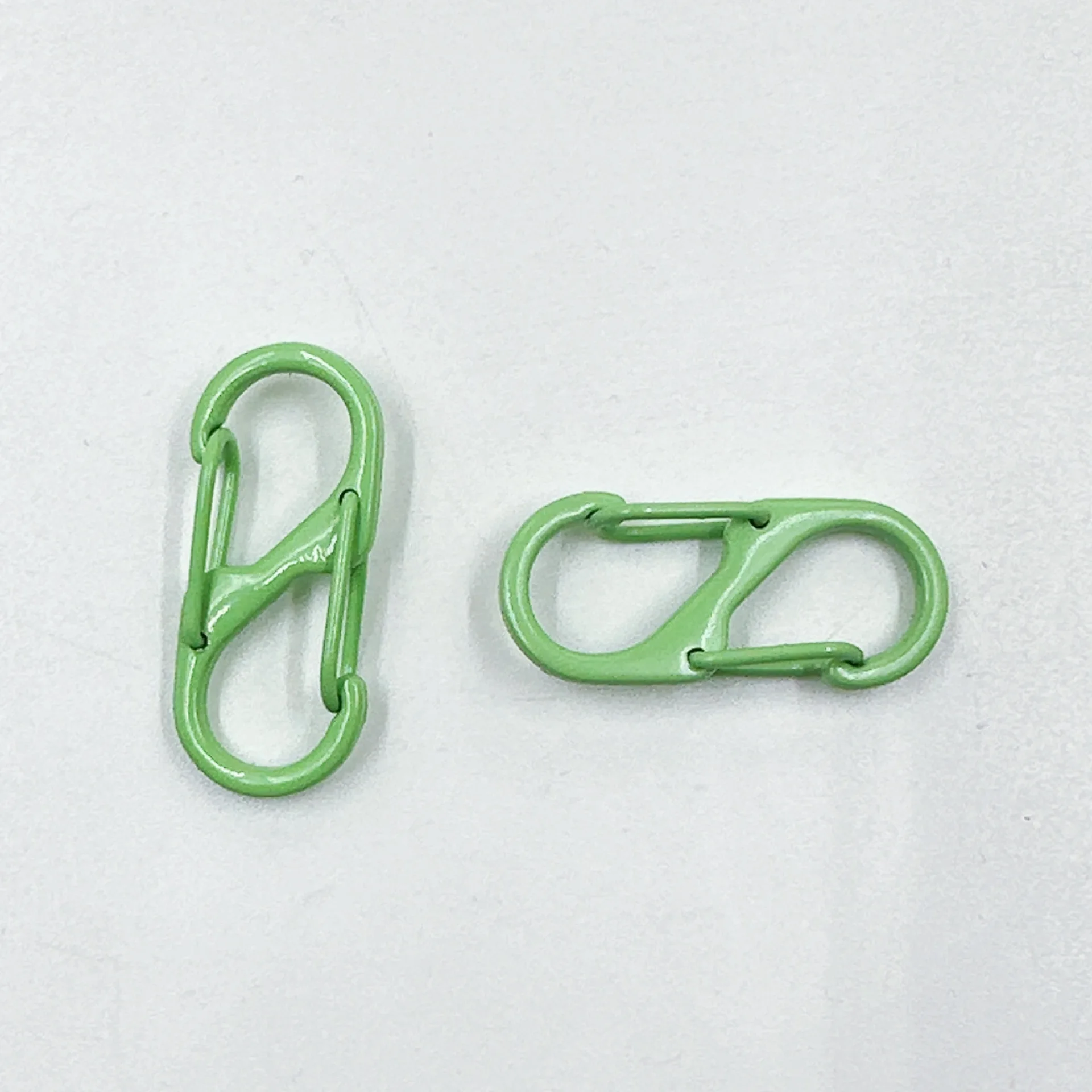 Cuarabinadores verdes para conexiones versátiles