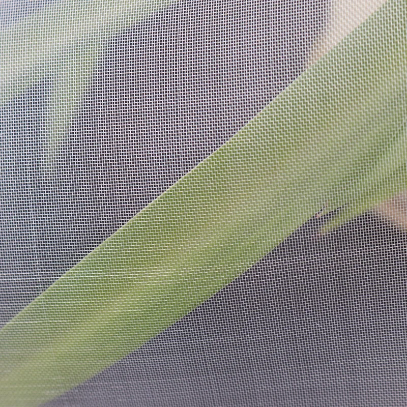 Jaula de red sumergida en estanque de cultivo