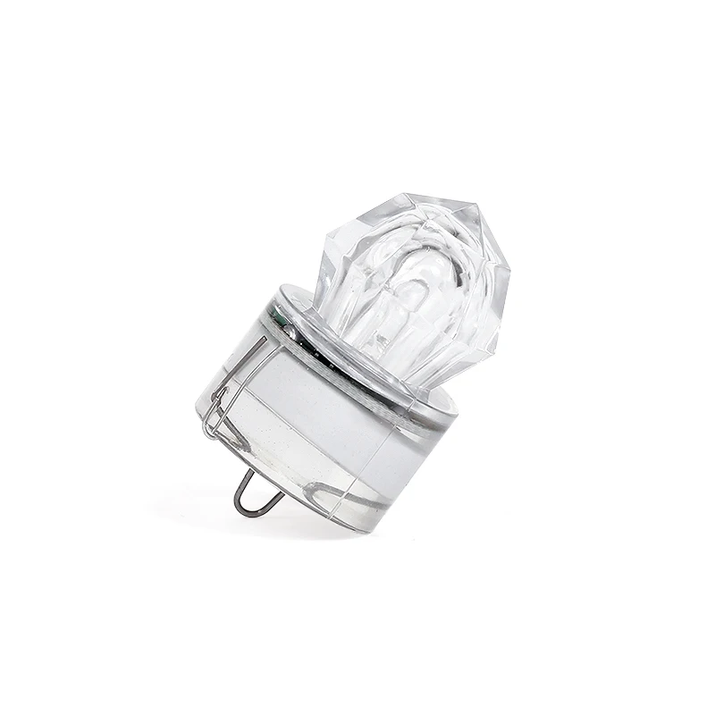 Una bombilla de vidrio con una base plateada