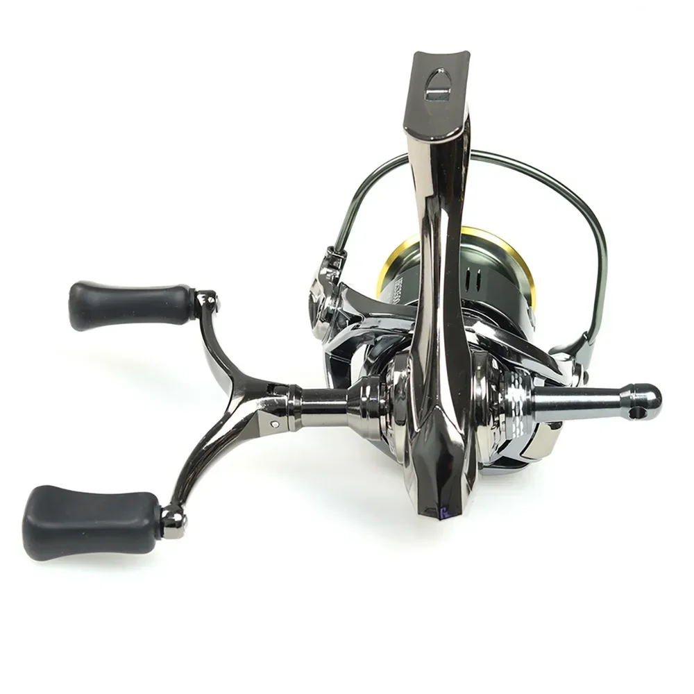 Un carrete de pesca de alta calidad con manijas ergonómicas para un agarre cómodo