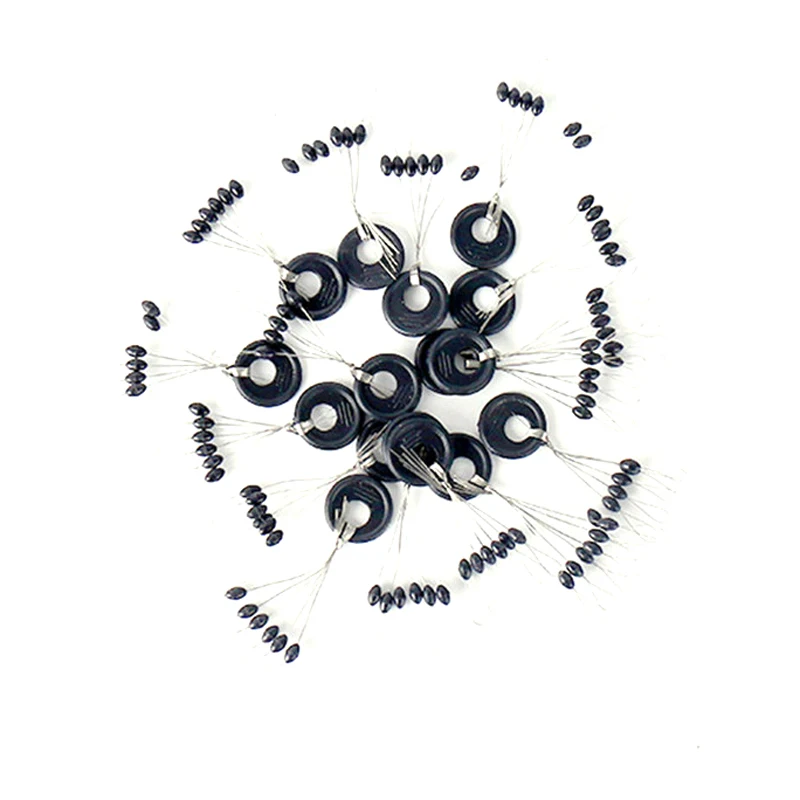 Un montón de cuentas negras y plateadas sobre un fondo blanco