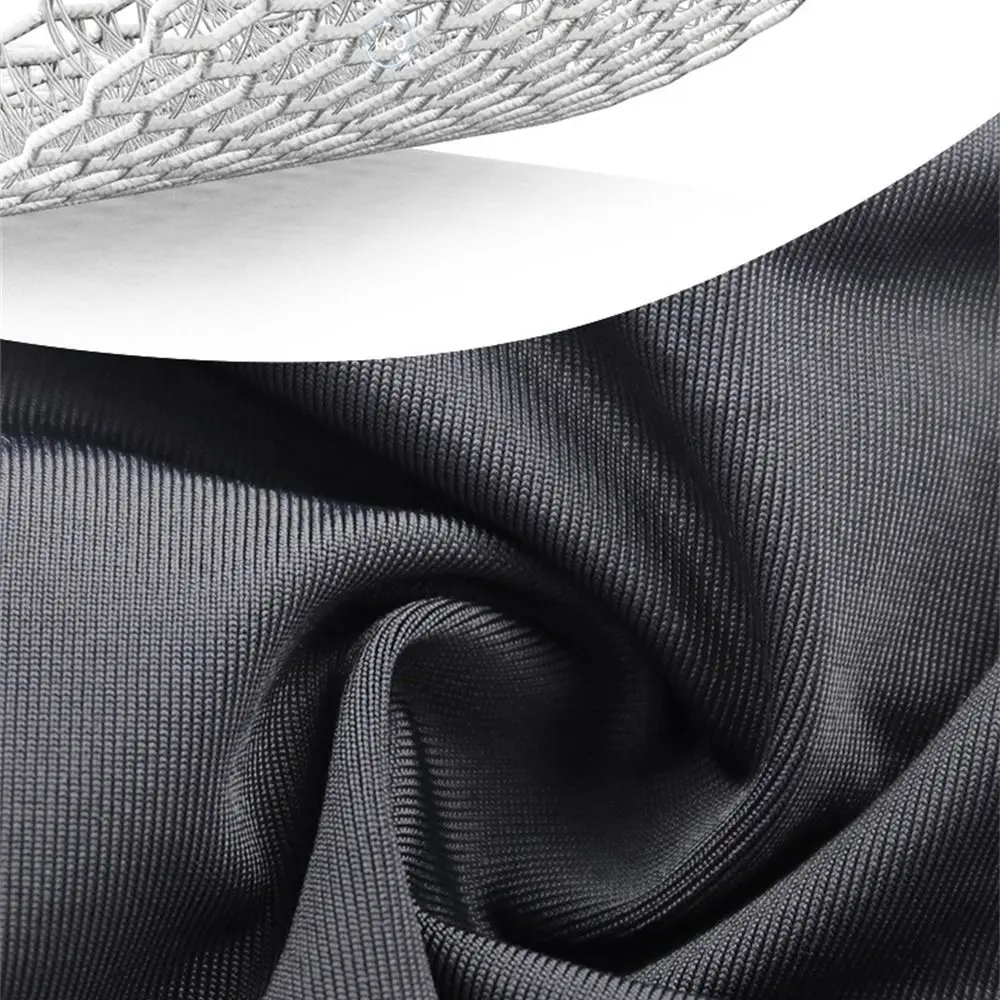 Una tela negra se cubre sobre un fondo blanco.