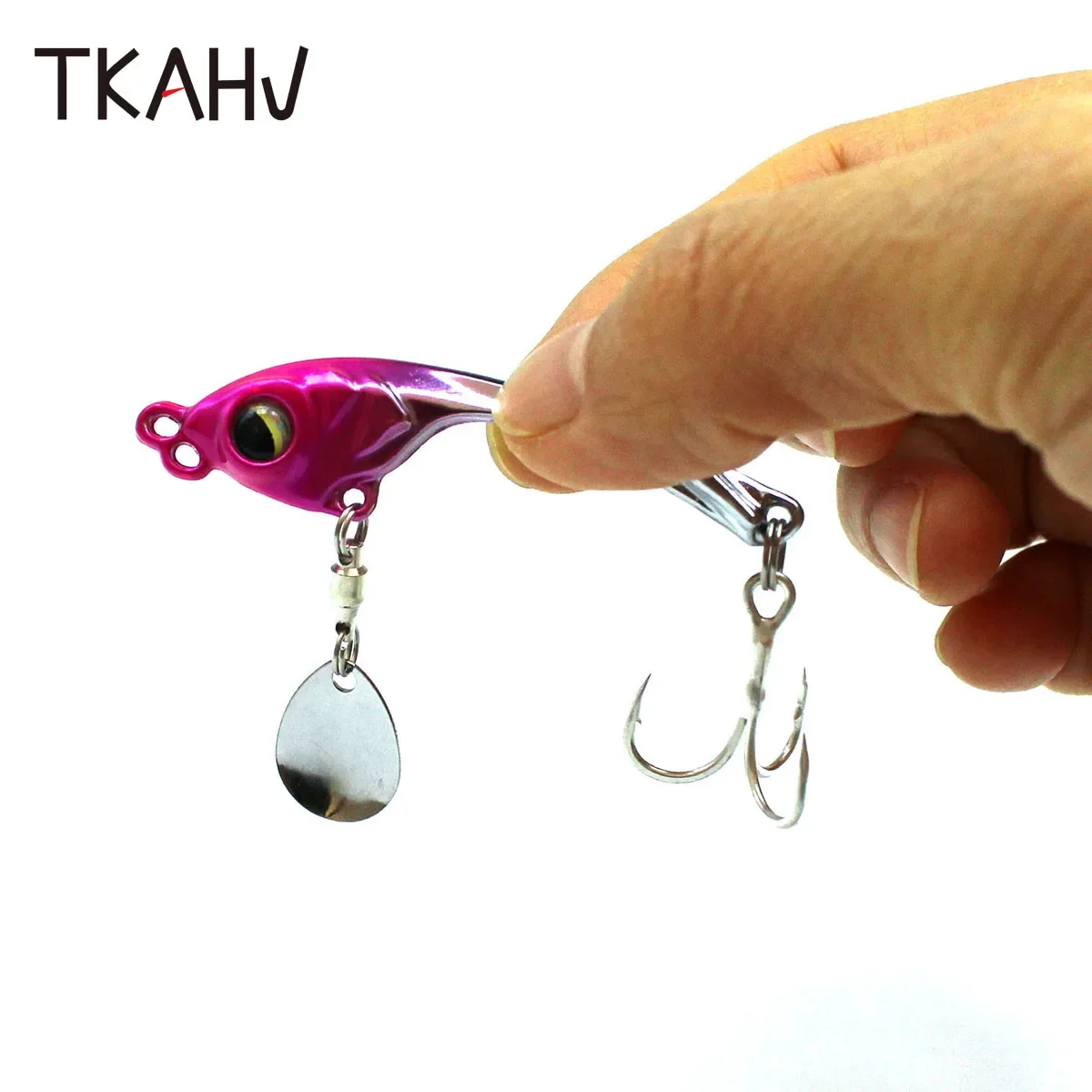 Un señuelo de pesca vibrante con un acabado metálico brillante y un diseño único