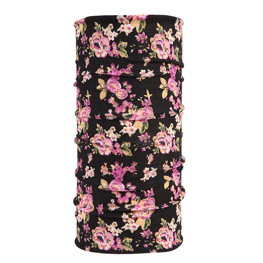 Una bufanda negra y rosa con un patrón floral